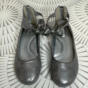 NWOT KENNETH COLE DAISY LILY PEWTER COLOR